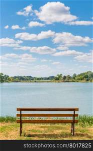 Photo empty bench on the lake in summer day