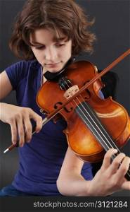 Photo of a young girl playing the violin.