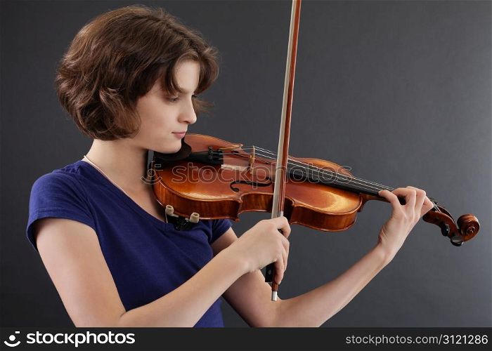 Photo of a young girl playing the violin.
