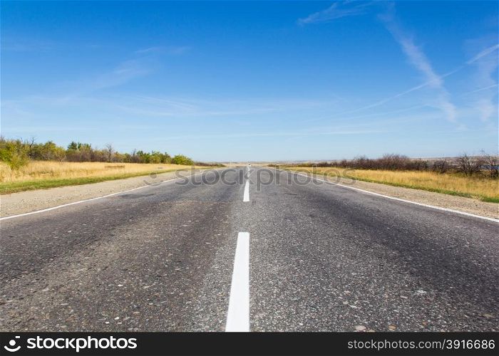 Photo of day landscape with empty road