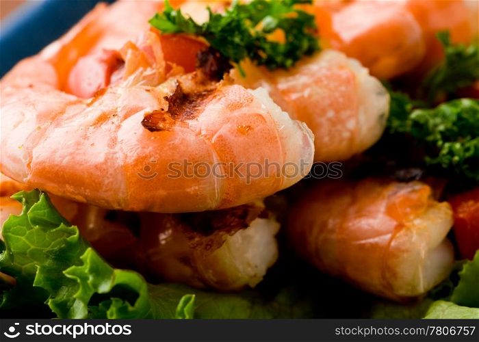 photo of delicious grilled prawns over lettuce bed with peperoni
