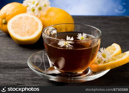 photo of delicious lemon tea with lemon slices and marguerite inside