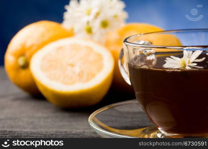 photo of delicious lemon tea with lemon slices and marguerite inside