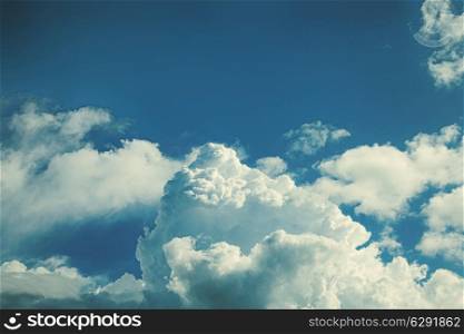Photo of the sky with fluffy cumulus clouds hdr