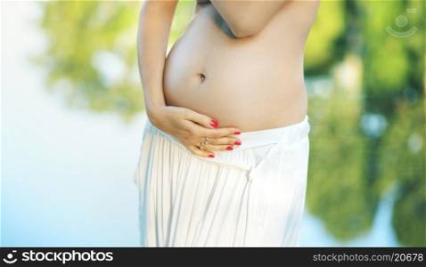 Photo presenting the belly of pregnant woman