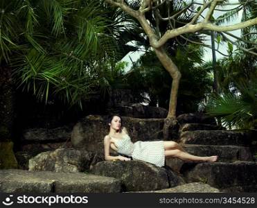 Photo sexy young brunette beauty in a tropical forest