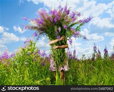 Photography of a girl with a giant bouquet of flowers