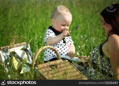picnic of happy family on green grass