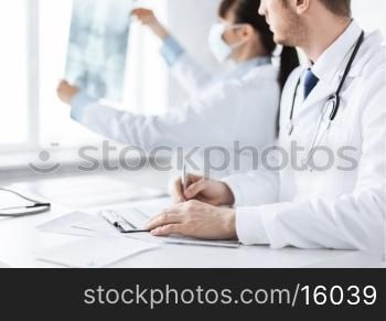 picture of doctor and nurse exploring x-ray