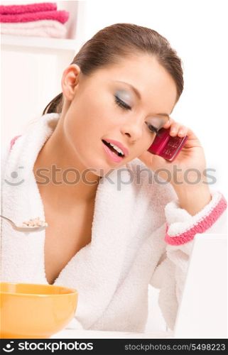 picture of eating woman with cell phone