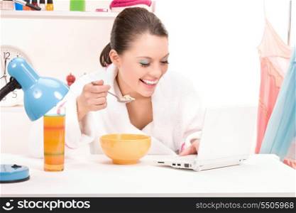 picture of eating woman with laptop computer