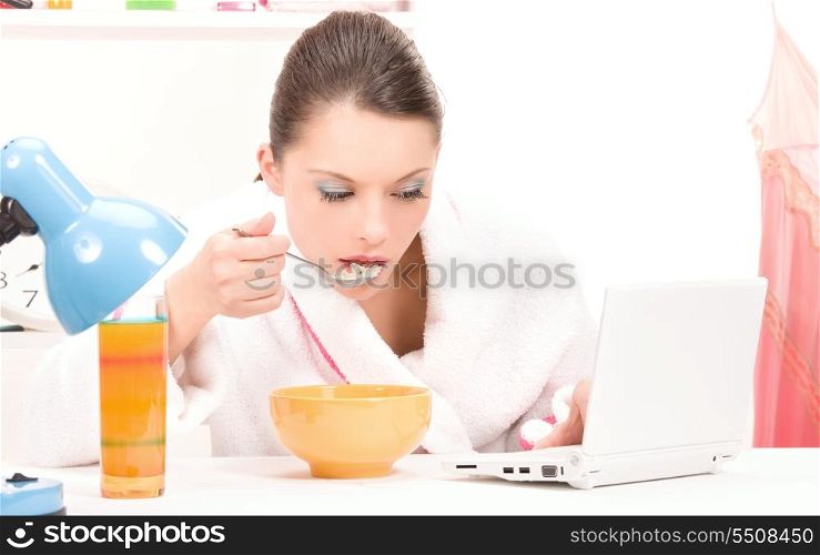picture of eating woman with laptop computer