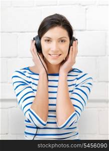 picture of happy teenage girl in big headphones