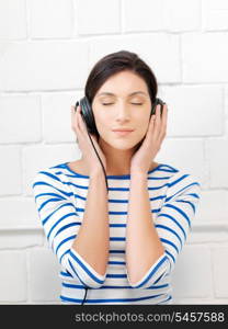 picture of happy teenage girl in big headphones