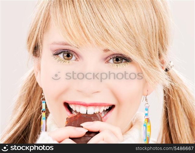 picture of happy teenage girl with cookie