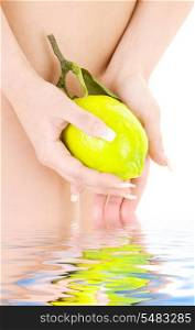 picture of naked woman with lemon in water