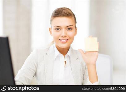 picture of smiling businesswoman showing sticky note
