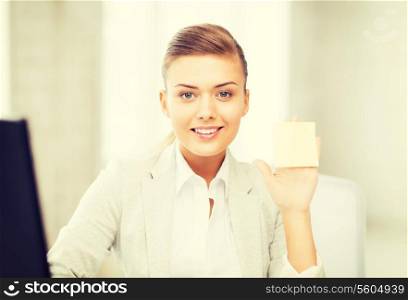 picture of smiling businesswoman showing sticky note