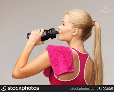 picture of sporty woman drinking water from sportsman bottle