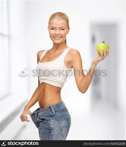 picture of sporty woman showing big pants and apple
