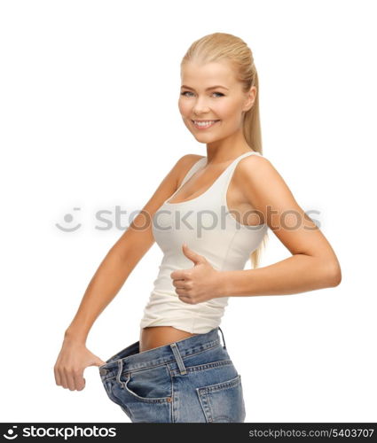 picture of sporty woman showing big pants and thumbs up