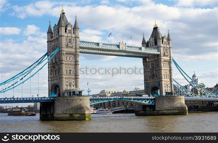 picture of the tower bridge in London, England