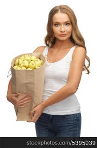 picture of woman with shopping bag full of apples