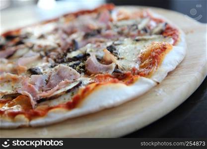 Pizza ham and mushroom
