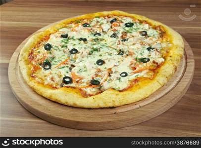 Pizza Regina with tomato, mozzarella, mushrooms, ham, oregano