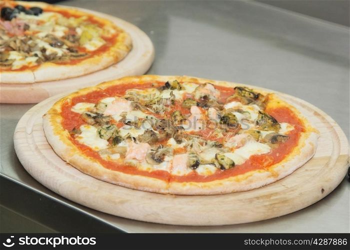 pizza with mussels in tomato sauce