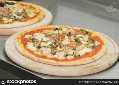 pizza with mussels in tomato sauce