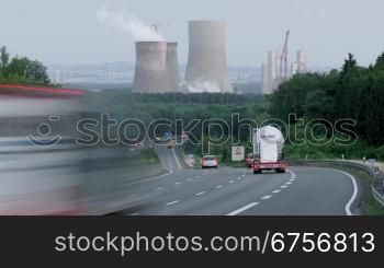 PKW und LKW-Verkehr auf einer bundesdeutschen Autobahn