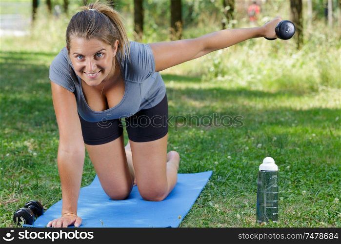 planks with dumbbells in the park