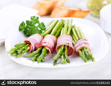 plate of green asparagus with bacon