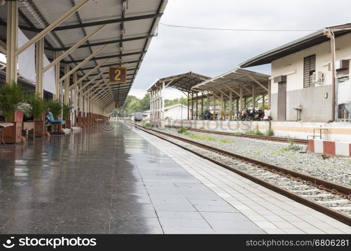 platform beside railway at train station