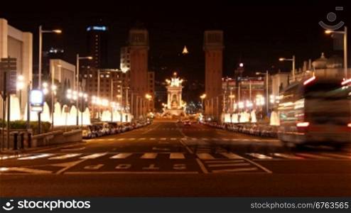 Plaza de Espaa mit den venezianischen Ziegeltnrmen, bei Nacht.