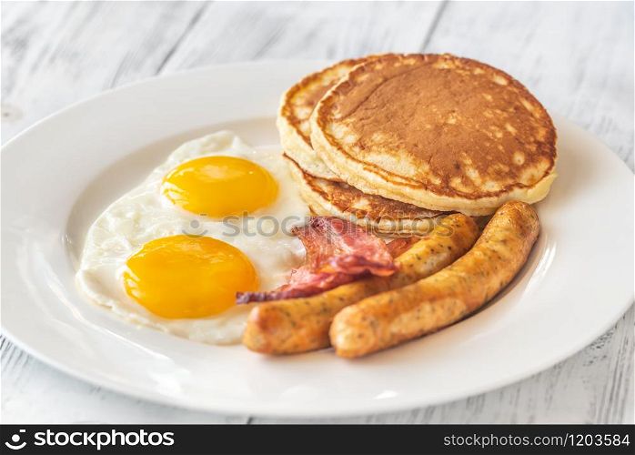Portion of traditional American breakfast