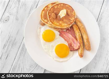 Portion of traditional American breakfast