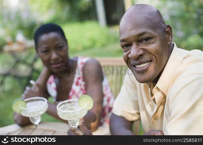 Portrait of a couple with glasses of cocktail