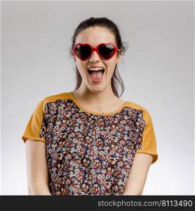 Portrait of a cute brunnet woman wearing sunglasses
