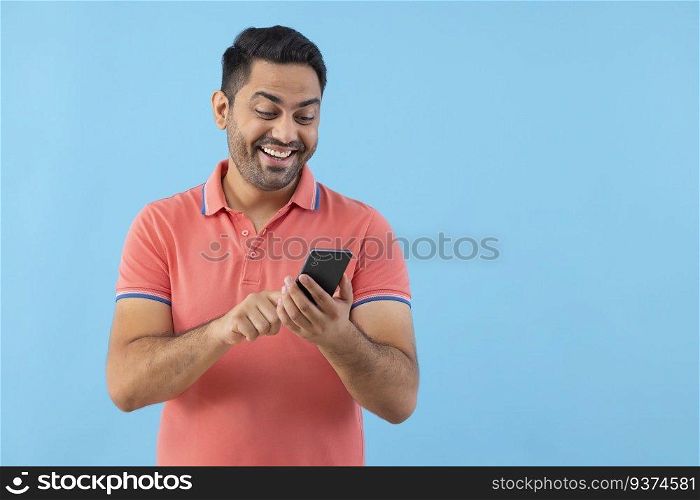 Portrait of a smiling young man using Smartphone