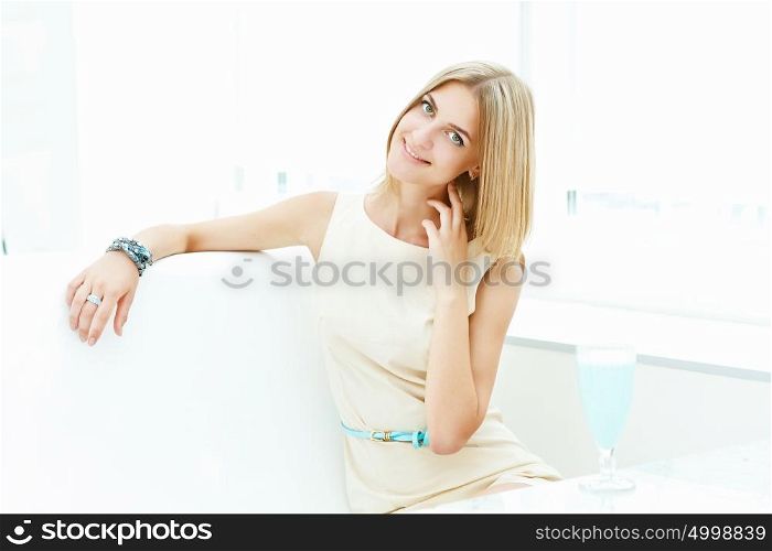 Portrait of a young blond woman sitting in cafe. 0XSdcjCn3PeKtS7J7bXoloM61jWfo8DPghlWQgs1t5ZpGsDTLYNsvG2P8chydAXgIYUUVbdftBsrEOId3ZgsBmEPcEF33D00Jua2v1QGH7XwT82rhR4ELNYAzIO5IhlxMBCRCDlk+b0HoPRwYb0UPgAkX8xgdnlp5KnwlSuSnqPCYtpePpPzB1dfGlocYnqYPT5SvQ3xFUHgZbT1OVUdPkS90/w50hzCwE+e6emMw/DH5aDMbTNEWX+mcUnoYr/tvnemqHgLaiJlCnF8uyQhHa+HOAFm1hvbrNhcVNCZ/Vu4Rd3lEbwn8Efufsim5YOS