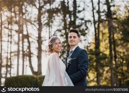 Portrait of a young couple on their wedding day surrounded by nature. KEILA   RUB 