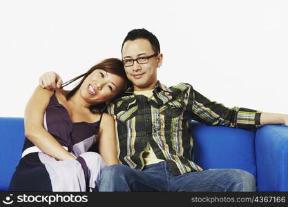 Portrait of a young woman leaning on a young man&acute;s shoulder