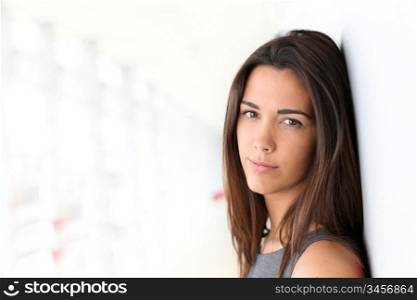 Portrait of beautiful businesswoman leaning against wall