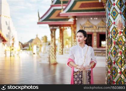 Portrait of beautiful woman in traditional asian dresses. woman in traditional asian dresses