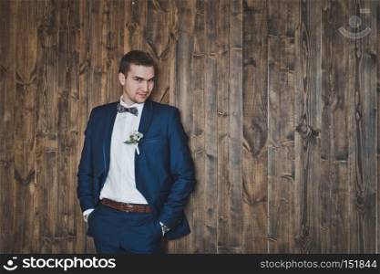 Portrait of business men in the background, the wooden walls of the Studio.. Portrait of a man in full growth 6430.