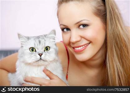 Portrait of the blonde and cat, close up
