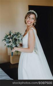 Portrait of the bride with a bouquet on her wedding day, on her hotel room. KEILA   RUB 