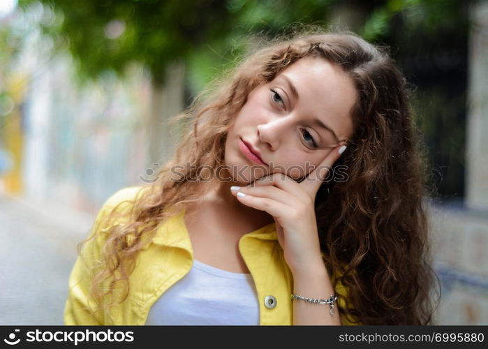 Portrait of young latin woman trying to remember. Woman thinking. Outdoors